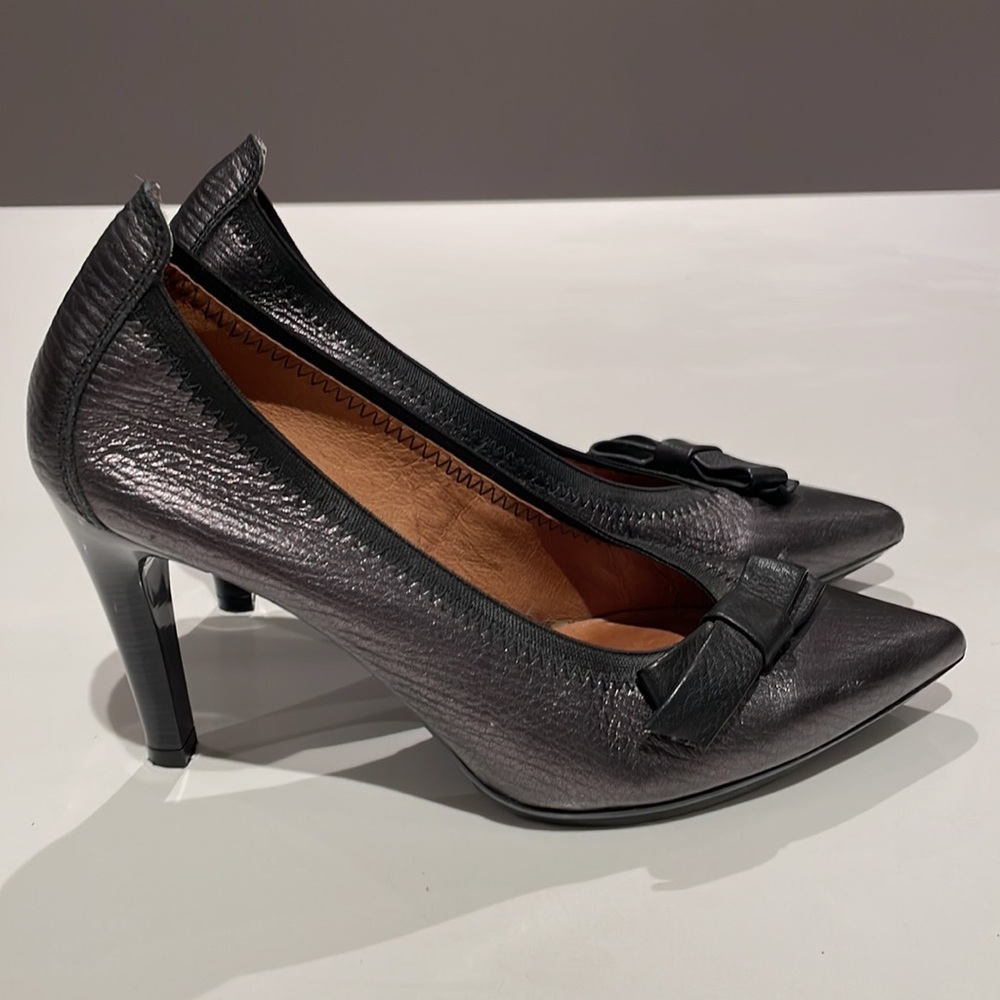 (2/$70) Hispanitas joy is a choice metallic bronze leather heels bow detail 36